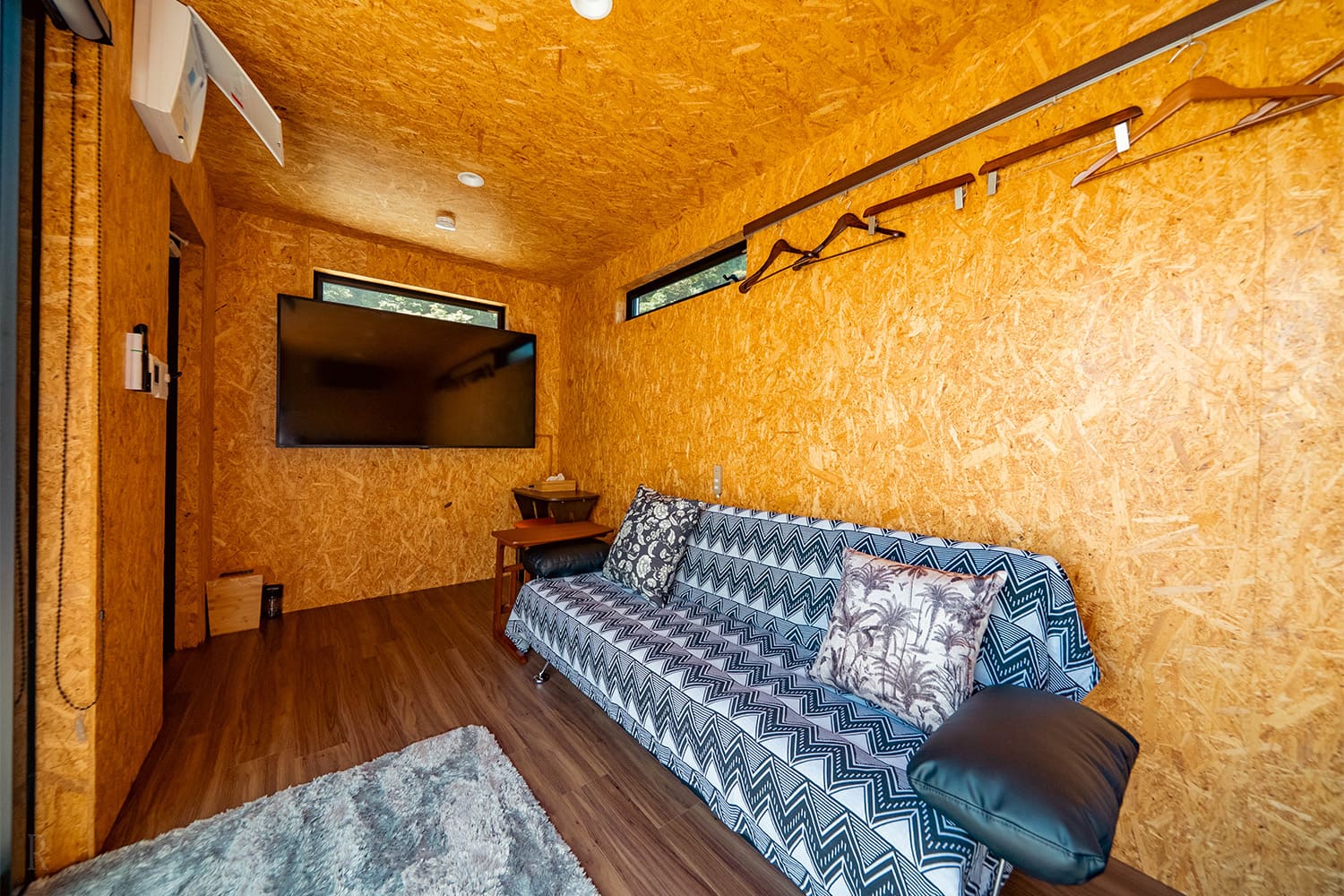 大型テレビを囲む団らんタイム